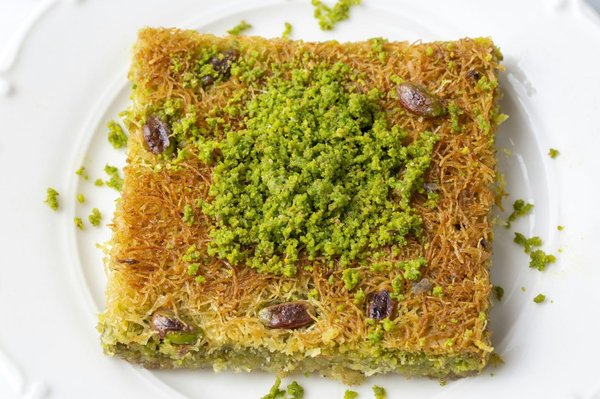 How to Make a Classic English Beef and Onion Pie with a Golden Crust?